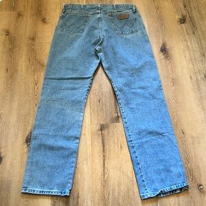 Light Wash Wrangler Straight Jeans 38 x 34